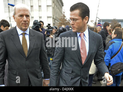 Le ministre allemand de l'Économie Karl-Theodor zu Guttenberg (R)et Carl-Peter Forster, président de GM-Europe, sont présentées après avoir prononcé une déclaration en face de la chancellerie fédérale à Berlin, Allemagne, 06 mars 2009. Des représentants du Gouvernement allemand et les grands chefs d'Opel, ainsi que la société mère General Motors (GM) s'est réuni à Berlin pour parle de l ?Opel concept de sauvetage. Photo : GE Banque D'Images