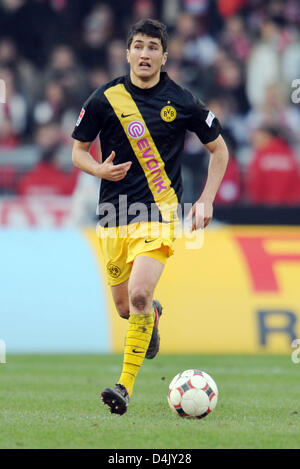 S ?Dortmund Nuri Sahin contrôle le ballon dans la Bundesliga match VfB Stuttgart v Borussia Dortmund au Mercedes Benz Arena de Stuttgart, Allemagne, 07 mars 2009. Stuttgart a remporté le match 2-1. Photo : BERND WEISSBROD Banque D'Images