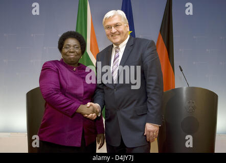 Le ministre allemand des affaires étrangères, Frank-Walter Steinmeier et son homologue sud-africain Nkosazana Dlamini-Zuma, serrer la main du ministère des Affaires étrangères à Berlin, Allemagne, le 9 mars 2009. Avant que les deux avaient eu des entretiens sur les questions politiques internationales et africaines, dont la situatio dans Simbabwe. Photo : ARNO BURGI Banque D'Images