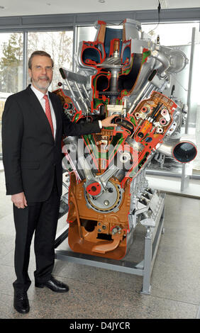 Volker Heuer, directeur général du groupe moteur diesel ?Tognum AG ?, pose en face d'un modèle de moteur à l'usine mère de MTU Friedrichshafen, Allemagne, 10 mars 2009. M. Heuer a parlé lors d'un événement à l'occasion du 100e anniversaire de MTU, Togum ?s division principale. Heuer a déclaré que la crise économique mondiale avait frappé Tognum de diverses façons. Tognum AG est entrée en bourse en 2007. Photo : Patrick Seeger Banque D'Images