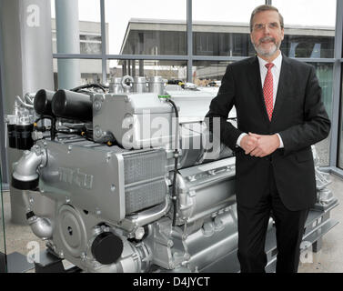 Volker Heuer, directeur général du groupe moteur diesel ?Tognum AG ?, pose en face d'un modèle de moteur à l'usine mère de MTU Friedrichshafen, Allemagne, 10 mars 2009. M. Heuer a parlé lors d'un événement à l'occasion du 100e anniversaire de MTU, Togum ?s division principale. Heuer a déclaré que la crise économique mondiale avait frappé Tognum de diverses façons. Tognum AG est entrée en bourse en 2007. Photo : Patrick Seeger Banque D'Images