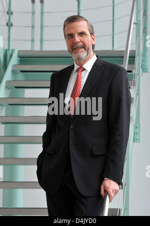 Volker Heuer, directeur général du groupe moteur diesel ?Tognum AG ?, pose à la plante-mère dans MTU Friedrichshafen, Allemagne, 10 mars 2009. M. Heuer a parlé lors d'un événement à l'occasion du 100e anniversaire de MTU, Togum ?s division principale. Heuer a déclaré que la crise économique mondiale avait frappé Tognum de diverses façons. Tognum AG est entrée en bourse en 2007. Photo : Patrick Seeger Banque D'Images