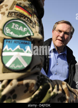 Le ministre allemand de la Défense Franz Josef Jung visite un projet de construction du pont près de Feisabad, Afghanistan, le 10 mars 2009. Le pont sur la rivière Kokcha a pour but d'améliorer les liaisons routières vers et depuis le camp de l'armée de terre Feisabad et devrait coûter quelque 3,5 millions d'euros. Jung est sur une visite de trois jours le contingent allemand de la FIAS en Afghanistan et l'Ouzbékistan. Photo : RAINER JENSEN Banque D'Images