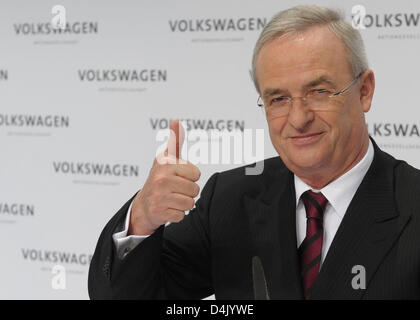 Volkswagen PDG Martin Winterkorn fait un geste lors d'une conférence de presse bilan de Wolfsburg, Allemagne, 12 mars 2009. Malgré l'industrie ?s tendance, le résultat d'exploitation de l'Europe ?s plus grand constructeur d'automobiles a augmenté de 3,0  % pour un nouveau record de 6,3 milliards d'euros. Photo : Peter Steffen Banque D'Images