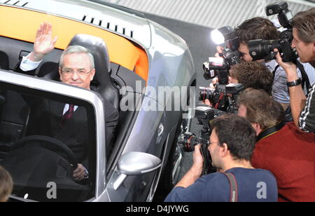 Volkswagen PDG Martin Winterkorn (L) se trouve dans une voiture Concept BlueSport avant une conférence de presse à Berlin, Allemagne, 12 mars 2009. Volkswagen a présenté son bilan 2008. Malgré l'industrie ?s tendance, le résultat d'exploitation de l'Europe ?s plus grand constructeur d'automobiles a augmenté de 3,0  % pour un nouveau record de 6,3 milliards d'euros. Photo : JOCHEN LUEBKE Banque D'Images