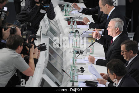 Volkswagen PDG Martin Winterkorn (R C) fait un geste lors d'une conférence de presse bilan de Wolfsburg, Allemagne, 12 mars 2009. Malgré l'industrie ?s tendance, le résultat d'exploitation de l'Europe ?s plus grand constructeur d'automobiles a augmenté de 3,0  % pour un nouveau record de 6,3 milliards d'euros. Photo : Jochen Luebke Banque D'Images