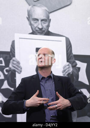 Directeur de l'Arp-Museum Remagen Rolandseck, Oliver Kornhoff, devant un portrait de l'artiste Hans Arp tout en présentant l'exposition "L'Art est Arp ? Dans la région de Remagen, Allemagne, 12 mars 2009. Arp-Museum et Strasbourg Musée d'Art Moderne et Contemporain (MAMCS) afficher en coopération plus de 100 dessins, collages et reliefs, ainsi que 80 textes, documents et photographies jusqu'au 14 juin Banque D'Images