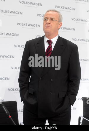 Volkswagen PDG Martin Winterkorn photographié à la solde d'une conférence de presse à Berlin, Allemagne, 12 mars 2009. Malgré l'industrie ?s tendance, le résultat d'exploitation de l'Europe ?s plus grand constructeur d'automobiles a augmenté de 3,0  % pour un nouveau record de 6,3 milliards d'euros. Photo : Jochen Luebke Banque D'Images