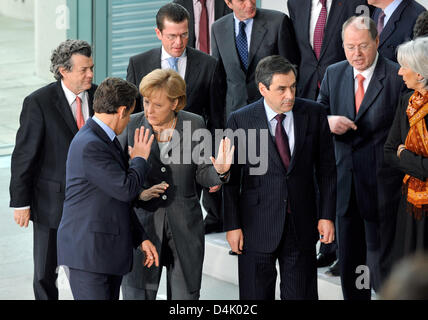 Le président français Nicolas Sarkozy (première rangée, L-R), la chancelière allemande Angela Merkel et le Premier ministre français François Fillon, ministre français de l'environnement Jean-Louis Borloo (rangée arrière, L-R), le ministre allemand de l'Économie Karl-Theodor zu Guttenberg, le ministre allemand des finances, Peer Steinbrück et son homologue française, Christine Lagarde, poser au cours de la réunion du conseil des ministres franco-allemand Banque D'Images