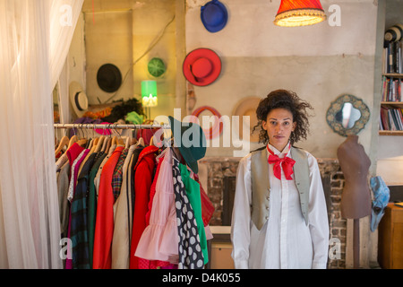 Femme debout en costume shop Banque D'Images