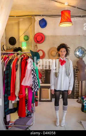 Woman standing in clothes shop Banque D'Images