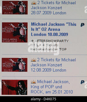 Les billets pour les concerts de musicien pop Michael Jackson sont offerts à la maison de vente aux enchères Ebay de ?internet ? Le 13 mars 2009. Michael Jackson réapprovisionné la série de concerts pour son retour à Londres pour 50 représentations. Des milliers de fans d'attente en face de London ?s O2 Arena au début de la vente de billets afin d'obtenir l'un des recherchés après les billets. Les éventualités Banque D'Images