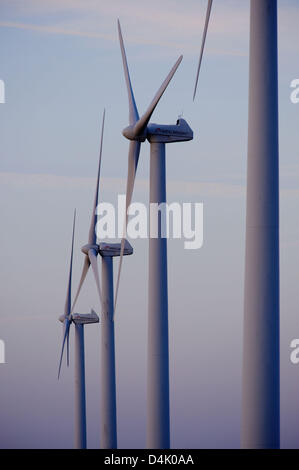 Une rangée de convertisseurs d'énergie éolienne se dresse sur un champ près de Stade, Allemagne, 06 mars 2009. Photo : Christian Hager Banque D'Images