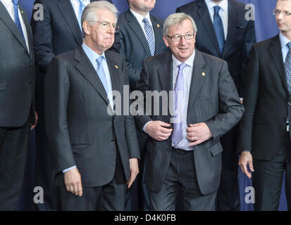 Bruxelles, Belgique. 14 mars 2013. Le Premier ministre italien Mario Monti et le Luxembourg H Jean-Claude Juncker posent pour une photo de famille au cours de la réunion du Conseil européen lors du Conseil européen qui siège à Bruxelles, le Conseil examinera la situation économique et les perspectives, ainsi que les affaires étrangères, y compris les relations de l'UE avec la Russie et les conflits en Syrie et au Mali par Wiktor Dabkowski : dpa Crédit photo alliance / Alamy Live News Banque D'Images