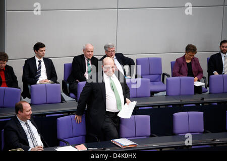 Berlin, Allemagne. 15 mars 2013. Berlin, 15 mars 2013. Séance plénière sur l'énergie nucléaire en Europe et dans le monde politique dans le Bundestag à Berlin avec déclaration de la ministre de l'environnement Peter Peter Altmaier (CDU). Sur la photo : Peter Altmaier (CDU), Ministre fédéral de l'Environnement, après sa déclaration au Bundestag à Berlin. Credit : Reynaldo Chaib Paganelli / Alamy Live News Banque D'Images