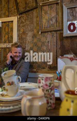 Smiling man talking on cell phone Banque D'Images