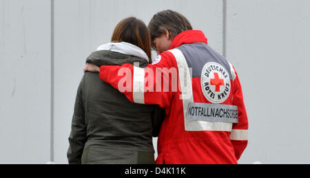 Un membre du personnel de la Croix-Rouge allemande (R) donne à un élève suivi psychologique d'Albertville school à Winnenden, Allemagne, 16 mars 2009. Le 11 mars, 17 ans, Tim K. avait tué 15 personnes et lui-même dans un saccage tournage et de la vol subséquent à son ancienne école, l'École d'Albertville, à Winnenden près de Stuttgart. Photo : Ronald WITTEK Banque D'Images