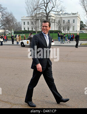 Le ministre allemand de l'Économie, Karl-Theodor zu Guttenberg, passe devant la Maison blanche avant la rencontre avec Larry Summers, Directeur de la Maison Blanche ?s Conseil économique national pour le président Barack Obama, à Washington D.C., USA, 17 mars 2009. Zu Guttenberg est sur une visite de trois jours aux Etats-Unis, où il rencontrera également la gestion de l'automobile General Motors (GM), pour fin Banque D'Images