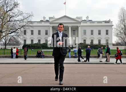 Le ministre allemand de l'Économie, Karl-Theodor zu Guttenberg, passe devant la Maison blanche avant la rencontre avec Larry Summers, Directeur de la Maison Blanche ?s Conseil économique national pour le président Barack Obama, à Washington D.C., USA, 17 mars 2009. Zu Guttenberg est sur une visite de trois jours aux Etats-Unis, où il rencontrera également la gestion de l'automobile General Motors (GM), pour fin Banque D'Images