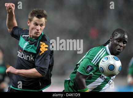 Le Werder Brême player Markus Rosenberg (L) rivalise pour le bal avec Bafetimbi Gomis de l'AS Saint-Etienne lors de la dernière coupe de l'UEFA 16 match retour au Stade Geoffroy Guichard à Saint Etienne, France, 18 mars 2009. Le jeu est terminé dans un 2-2 tie avec Brême se qualifier pour les quarts de finale. Photo : Carmen Jaspersen Banque D'Images