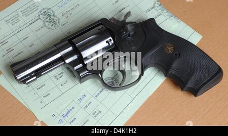 Par un revolver Smith & Wesson se trouve sur deux licences de propriété d'armes à Butzbach, près de Francfort, Allemagne, 18 mars 2009. Le .357 Magnum revolver à trois pouces d'un museau est un revolver standart avec viseur fixe. En conséquence de la prise de rampage à Winnenden, politiciens de tous les partis ont appelé à une plus grande attention aux problèmes des enfants et des adolescents. Ph Banque D'Images