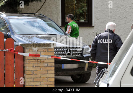 Recherche policiers une voiture à Hornsen près de Hildesheim, Allemagne, 19 mars 2009. Un homme de 37 ans a tué son partenaire, leur enfant et lui-même blessé et trois enfants avec 11 coups d'une grande arme de gros calibre. Les six ans fille du couple a été le seul à échapper à la tragédie familiale. Selon la police, le bûcheron avait d'abord tué son 40-year-old partner avec Banque D'Images