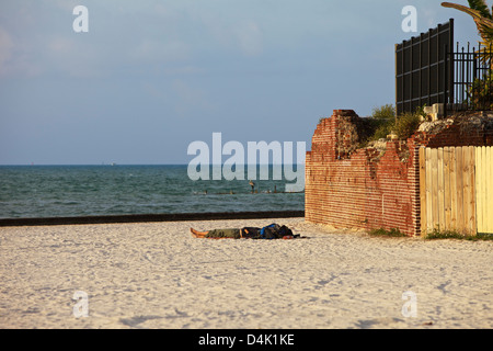 Femme portant sur la plage de Plage de Higgs près de la tour Martello à Key West Banque D'Images