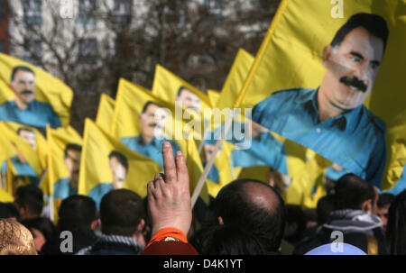 Les manifestants kurdes portent les drapeaux photo dirigeant fondateur kurde Abdullah Oecalan au cours d'une marche de protestation à Hanovre, Allemagne, 21 mars 2009. Quelques milliers de Kurdes se sont rassemblés sur les vacances du Nouvel an ?Nowruz ?. Les demostrators balancé des drapeaux et bannières avec des images du dirigeant kurde et appelé ?La liberté pour Oecalan, liberté pour le Kurdistan ?. Le chef du Parti des Travailleurs du Kurdistan ? PK Parti Banque D'Images