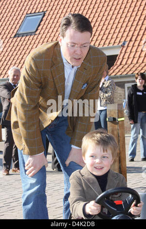 Prince néerlandais Constantijn et son fils Comte Claus-Casimir, qui fête son cinquième anniversaire ce jour, participer aux activités bénévoles au cours de la journée à faire une Differencey Málom dans Kico fondation, le 21 mars 2009. Le Prince et la princesse accompagnée d'une partie du week-end de vacances pour les enfants avec un fond spécial. Photo : Patrick van Katwijk Banque D'Images