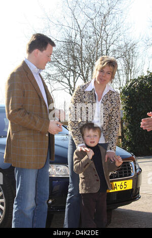 Prince néerlandais Constantijn et la Princesse Laurentien avec leur fils Comte Claus-Casimir, qui fête son cinquième anniversaire ce jour, participer aux activités bénévoles au cours de la journée à faire une Differencey Málom dans Kico fondation, le 21 mars 2009. Le Prince et la princesse accompagnée d'une partie du week-end de vacances pour les enfants avec un fond spécial. Photo : Pat Banque D'Images