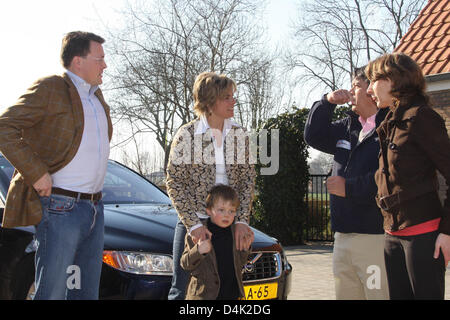 Prince néerlandais Constantijn et la Princesse Laurentien avec leur fils Comte Claus-Casimir, qui fête son cinquième anniversaire ce jour, participer aux activités bénévoles au cours de la journée à faire une Differencey Málom dans Kico fondation, le 21 mars 2009. Le Prince et la princesse accompagnée d'une partie du week-end de vacances pour les enfants avec un fond spécial. Photo : Pat Banque D'Images