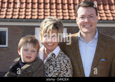 Prince néerlandais Constantijn et la Princesse Laurentien avec leur fils Comte Claus-Casimir, qui fête son cinquième anniversaire ce jour, participer aux activités bénévoles au cours de la journée à faire une Differencey Málom dans Kico fondation, le 21 mars 2009. Le Prince et la princesse accompagnée d'une partie du week-end de vacances pour les enfants avec un fond spécial. Photo : Pat Banque D'Images