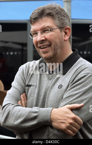 Ross Brawn britannique, propriétaire de l'équipe Brawn GP, sourit à circuit d'Albert Park à Melbourne, Australie, 25 mars 2009. L'Australian Grand Prix de Formule 1 aura lieu le 29 mars. Photo : ROLAND WEIHRAUCH Banque D'Images