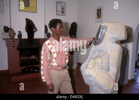 Homme africain, homme adulte, touristiques, Shona sculptures, shona, statue art africain, Chapungu Sculpture Park, Harare, Zimbabwe, Harare Province, Afrique Banque D'Images