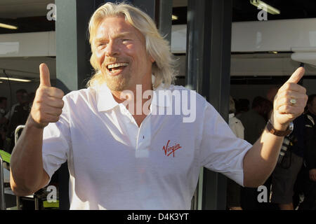 Propriétaire de Virgin Richard Branson célèbre après les deux pilotes de Brawn GP a terminé premier et deuxième lors de la séance de qualification avant le Grand Prix 2009 de Formule 1 au circuit d'Albert Park à Melbourne, Australie, 28 mars 2009. La formule un Grand Prix d'Australie aura lieu le dimanche 29 mars. Photo : JENS BUETTNER Banque D'Images