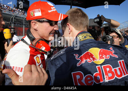 L'ancien Champion du Monde de Formule 1 l'Allemand Michael Schumacher (Ferrari) de l'entretient avec l'allemand Sebastian Vettel, pilote de Formule 1 (R) de Red Bull avant le début de l'Australian Grand Prix de Formule 1 au circuit d'Albert Park à Melbourne, Australie, 29 mars 2009. Photo : Jens Buettner Banque D'Images