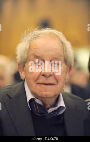 Auteur Siegfried Lenz présentées au cours de la cérémonie de remise du Prix-Lew-Kopelew 2009 pour la paix et les droits de l'homme dans la Kreissparkasse à Cologne, Allemagne, 29 mars 2009. Il reçoit le prix pour sa vie ?s de travail. Lenz a plaidé pour une approche et une égalisation des peuples du monde dans ses œuvres et les actes. Photo : Joerg Carstensen Banque D'Images