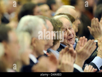 Auteur Siegfried Lenz applaudit au cours de la cérémonie de remise du Prix-Lew-Kopelew 2009 pour la paix et les droits de l'homme dans la Kreissparkasse à Cologne, Allemagne, 29 mars 2009. Il reçoit le prix pour sa vie ?s de travail. Lenz a plaidé pour une approche et une égalisation des peuples du monde dans ses œuvres et les actes. Photo : Joerg Carstensen Banque D'Images