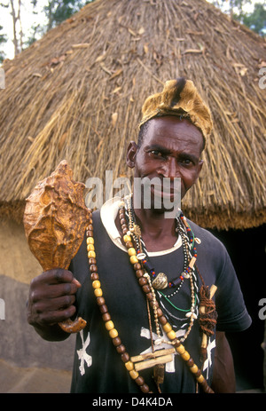 Docteur Alfred Chakadenga Shona, guérisseur, sorcier, chaman, spiritualiste, spiritualisme, medicine man, Chapungu Village Shona, Harare, Zimbabwe Banque D'Images