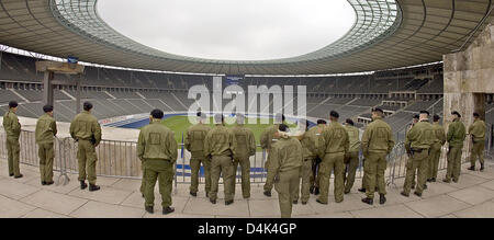 -Les femmes policiers et de visiter le Stade olympique où la 12e Championnats du monde d'athlétisme IAAF-2009 aura lieu à Berlin, Allemagne, 30 mars 2009. Les championnats du 15e du 23 août 2009. Photo : Arno Burgi Banque D'Images