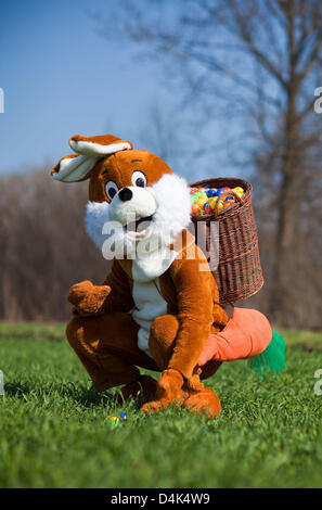 Un masque de lapin de Pâques les oeufs de Pâques colorés pour les enfants le long du rail de la voie de l'aventure chariot de fer à Zossen, Allemagne, 31 mars 2009. En Allemagne, il a été une tradition pour plusieurs centaines d'années, qu'un lapin de Pâques, oeufs de Pâques, se cache, bien que presque personne n'est encore capable de dire comment cette tradition trouve son origine. Cependant, les visiteurs de Zossen ?s de fer va profiter de l'aventure Banque D'Images