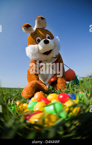 Un masque de lapin de Pâques les oeufs de Pâques colorés pour les enfants le long du rail de la voie de l'aventure chariot de fer à Zossen, Allemagne, 31 mars 2009. En Allemagne, il a été une tradition pour plusieurs centaines d'années, qu'un lapin de Pâques, oeufs de Pâques, se cache, bien que presque personne n'est encore capable de dire comment cette tradition trouve son origine. Cependant, les visiteurs de Zossen ?s de fer va profiter de l'aventure Banque D'Images