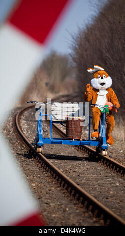 Un lapin de Pâques les promenades en chariot de rail de chemin de fer de l'aventure en Zossen, Allemagne, 31 mars 2009. La voie ferroviaire longue de 40 kilomètres s'étend de Zossen à Jueterborg passant le Flaeming région. Plus de 30 000 invités ont visité l'aventure Railway en 2008. Photo : PATRICK PLEUL Banque D'Images