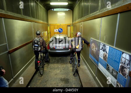 Deux vélos et un emplacement voiture dans l'un des ascenseurs de l'ancien tunnel de l'Elbe à Hambourg, Allemagne, 27 mars 2009. Le tunnel sous l'Elbe a été construit en 1911 et est encore utilisé par les automobiles, cyclistes et piétons. Photo : Peter Kneffel Banque D'Images