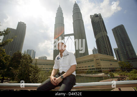 Pilote d'essais de Formule Un Autrichien Christian Klien de BMW Sauber pose devant les Tours Petronas à Kuala Lumpur, Malaisie, 01 avril 2009. Le Grand Prix de Malaisie de Formule 1 aura lieu au Circuit International de Sepang, près de Kuala Lumpur le 05 avril 2009. Photo : JENS BUETTNER Banque D'Images