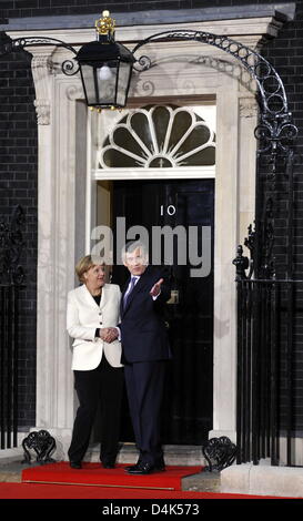 Le Premier ministre britannique Gordon Brown (R) se félicite de la Chancelière allemande, Angela Merkel, à Downing Street avant le G-20 dirigeants ? Sommet sur les marchés financiers et l'économie mondiale à Londres, Royaume-Uni, 01 avril 2009. Photo : Steffen Kugler Banque D'Images