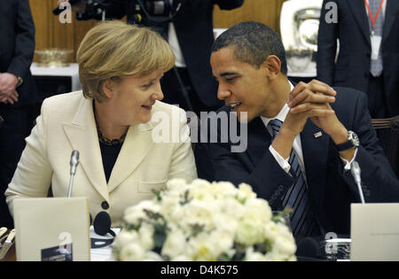 La chancelière allemande Angela Merkel (L) parle au président américain Barack Obama lors du dîner de travail, avant le G-20 dirigeants ? Sommet sur les marchés financiers et l'économie mondiale à Downing Street à Londres, Royaume-Uni, 01 avril 2009. Photo : Steffen Kugler Banque D'Images