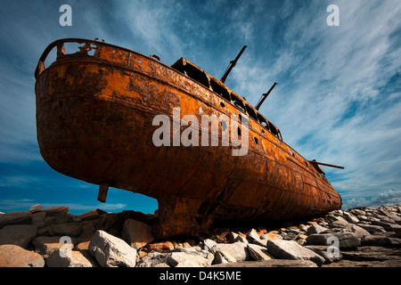 Épave rouillée on Rocky beach Banque D'Images