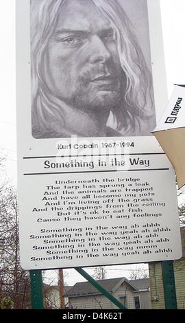 Une photo du chanteur de Nirvana Kurt Cobain et les paroles de sa chanson "quelque chose dans le chemin ? Commeorate la chanteuse dans sa ville natale de Aberdeen, WA, United States, 23 mars 2009. Cobain s'est suicidé le 05 avril 1994, cette année marque le 15e anniversaire de sa mort. Photo : Marco Mielke Banque D'Images