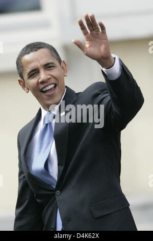 Le président des États-Unis, Barack Obama, vagues à son arrivée à Baden-Baden, Allemagne, 03 avril 2009. M. Obama sera l'un des 26 chefs d'état et de gouvernement réunis lors du sommet de l'OTAN de 2009 aura lieu à Baden-Baden et Kehl, Allemagne et Strasbourg, France le 03 et 04 avril 2009. Photo : Fredrik von Erichsen Banque D'Images